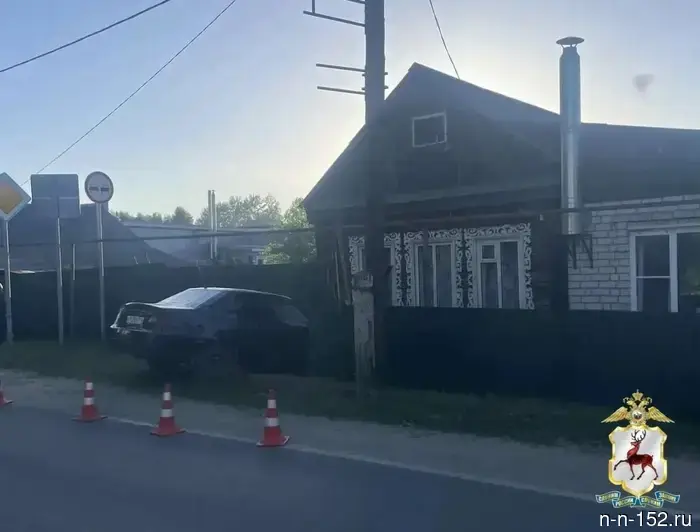 В Павловском округе водитель легкового автомобиля без водительских прав врезался в жилое здание.