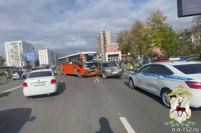 A bus rammed into seven cars in Nizhny Novgorod due to a malfunction.
