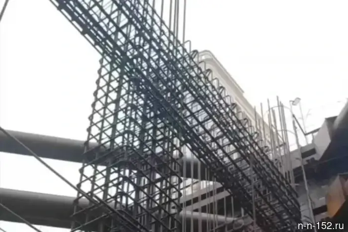 Метростроительные работники создают каркас станционного комплекса на площади Свободы.