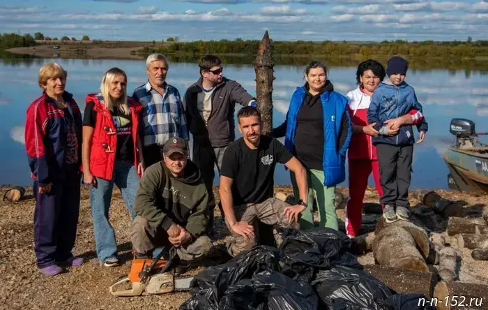 OMK volunteers cleaned the Chusovaya River of trash and submerged trees.
