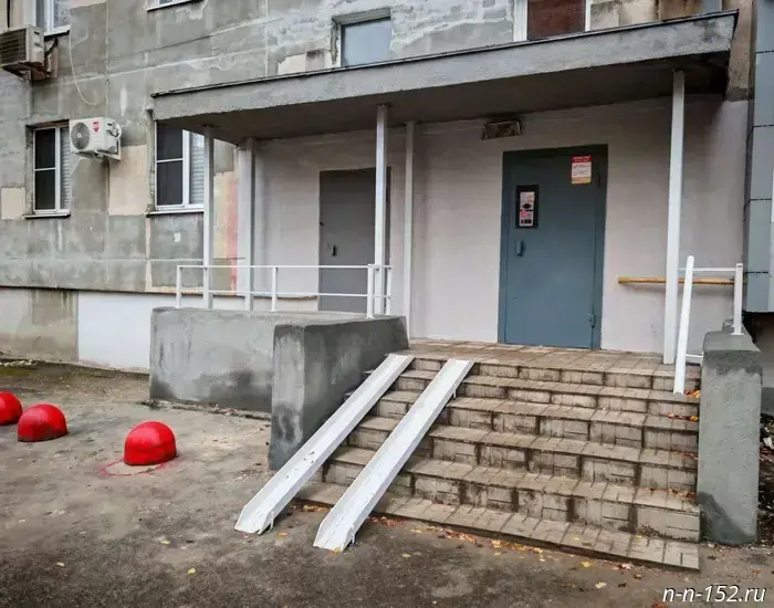 Коммунальные службы Нижнего Новгорода восстановили небезопасные входные группы после наложения штрафа.