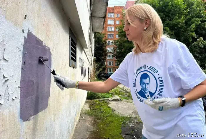 Irina Molkova and LDPR activists destroyed drug advertising on 200 buildings in the Prioksky District.