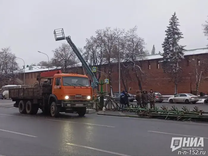 A New Year's tree is being installed on Minin and Pozharsky Square.