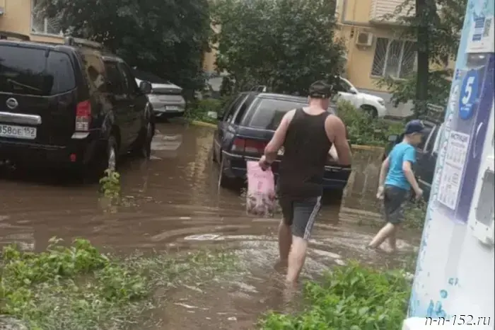 Жители дома на улице Витебской уже второй год жалуются на наводненный двор.