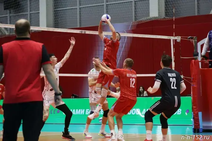 Волейболисты "Горького" потерпели поражение от "Оренбуржья" в матче на домашнем поле.