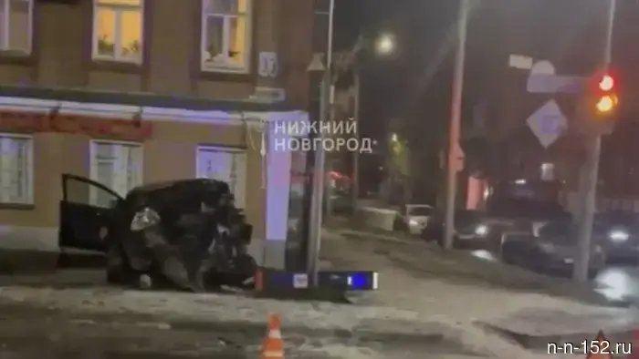 В Нижнем Новгороде было открыто уголовное дело после гибельной аварии, в которой молодой водитель BMW столкнулся с несколькими автомобилями.
