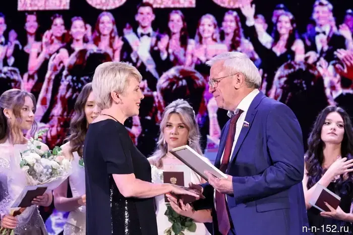 Evgeny Lyulin congratulated the graduates of Gymnasium No. 38 in Dzerzhinsk.