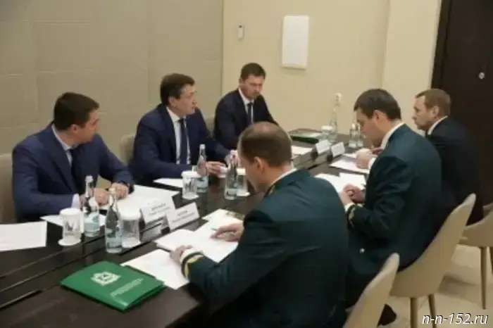 24 сентября 2025 года, 17:53 Экономика. С 1 января 2026 года минимальный размер оплаты труда в России увеличится более чем на 20% и составит 27 093 рубля. Об этом заявил премьер-министр Михаил Мишустин во время заседания с представителями правительства.
Председатель правительства РФ отметил, что подготовлены соответствующие изменения в законодательство для обеспечения повышения МРОТ. "Эта мера поможет увеличить заработные платы для 4,5 миллиона человек. Этот показатель важен для расчета многих других выплат — отпуска, больничные, а также различных пособий", — добавил премьер-министр.
Мишустин также напомнил, что президент ранее указывал, что МРОТ уже выше прожиточного минимума, и такие индексации будут продолжены. Премьер отметил, что правительство постоянно обращает внимание на вопросы повышения доходов населения. Тем не менее, жители Нижегородской области считают, что минимальный уровень оплаты труда должен составлять в среднем 49 600 рублей в месяц.
Ранее сообщалось, что Мишустин утвердил календарь праздничных и выходных дней на 2026 год. У НИА "Нижний Новгород" есть Telegram-канал. Подписывайтесь, чтобы быть в курсе основных событий, эксклюзивных материалов и оперативной информации. Copyright © 1999—2025 НИА "Нижний Новгород". При перепечатке гиперссылка на НИА "Нижний Новгород" обязательна. Данный ресурс может содержать материалы 18+.