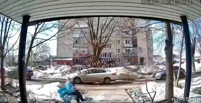 A block of snow nearly killed a woman in Semyonov — video