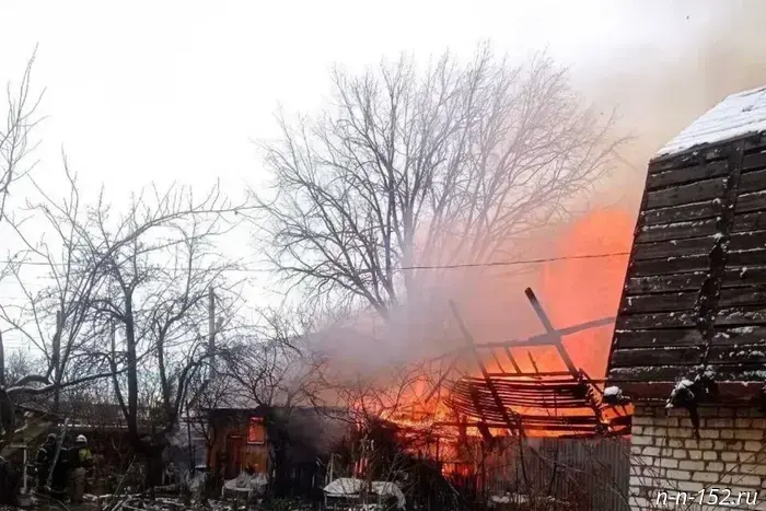 16 ноября в Саратовском переулке Нижнего Новгорода произошел пожар, в результате которого сгорели два дома и баня.