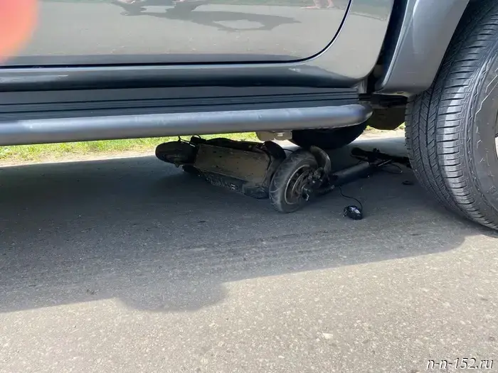 Electric scooter crashes into car at Avtozavod: teen hospitalized