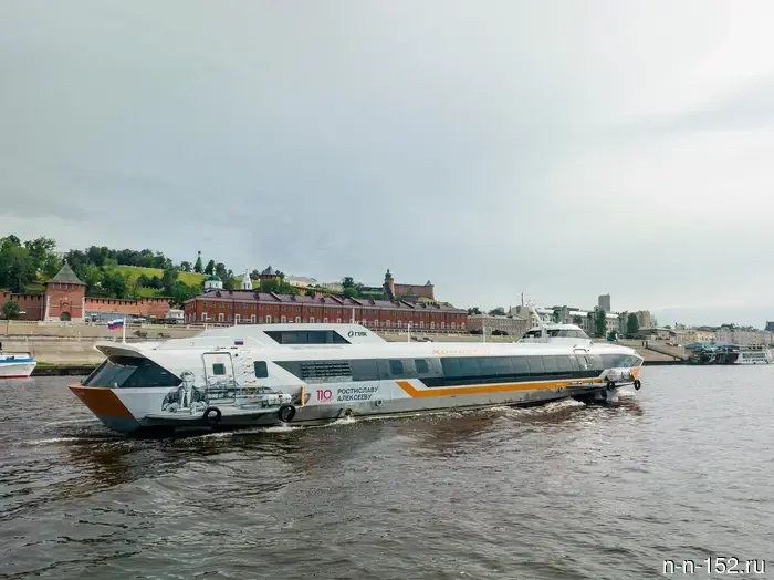 Нижегородские «Метеоры» и «Валдаи» украшены хохломой и туристическими символами.