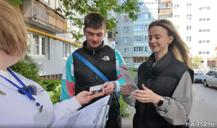 Социальные работники сообщают жителям Нижнего Новгорода о выплатах, связанных с рождением детей.