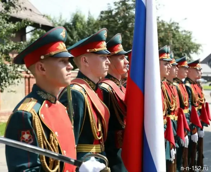 Не в первый раз, а вновь: грузовик повредил арку Чкаловской лестницы.