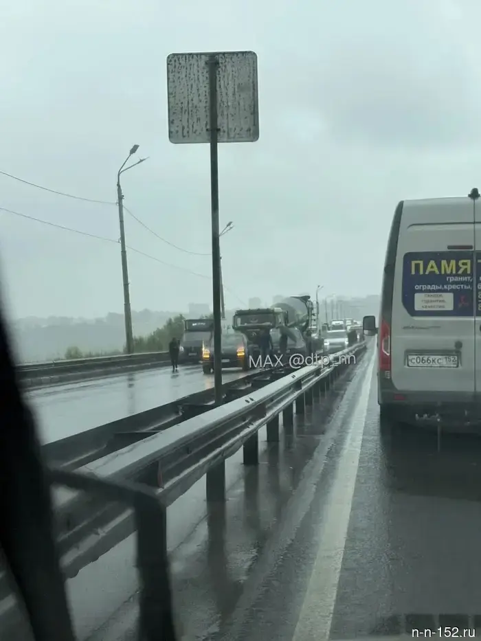 19 июня на Мызинском мосту произошло ДТП с бетономешалкой, что привело к парализации движения.