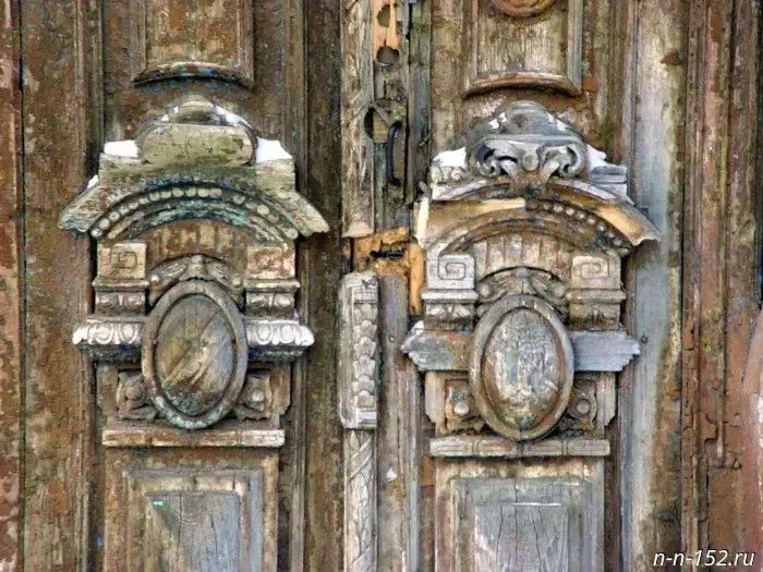 Artisans recreated historic doors for a house in central Nizhny Novgorod.