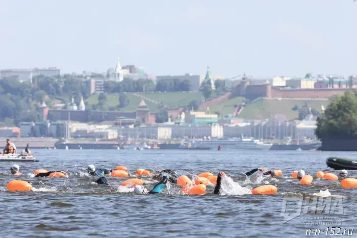 X-WATERS - 2025: примерно 3000 участников преодолели Волгу в Нижнем Новгороде.