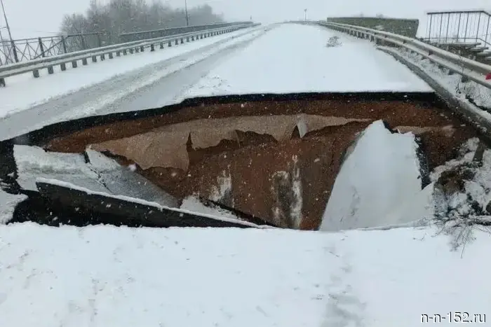 Дорога в Вадском округе ухудшилась: образовался большой провал.
