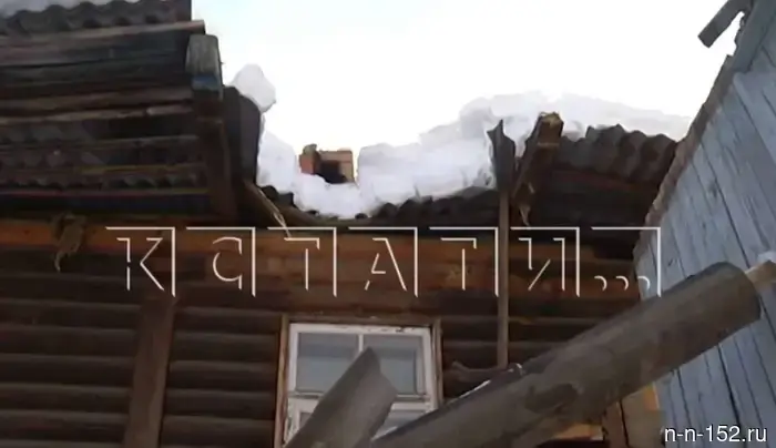 The roof of an apartment building collapsed under the weight of snow in Navashino.