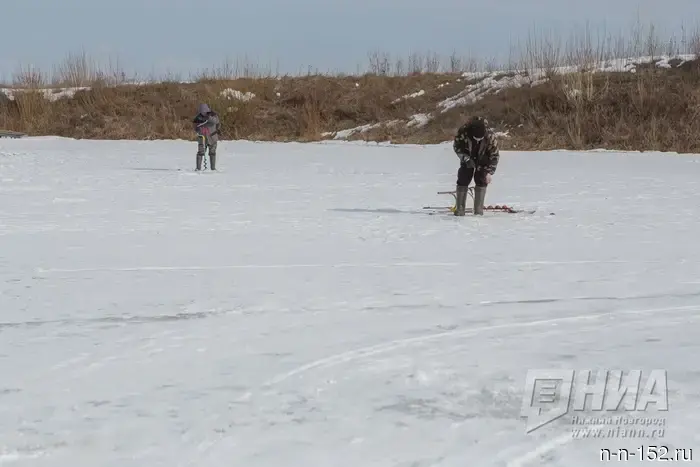 Два мужчины провалились в воду под лед в Нижегородской области.