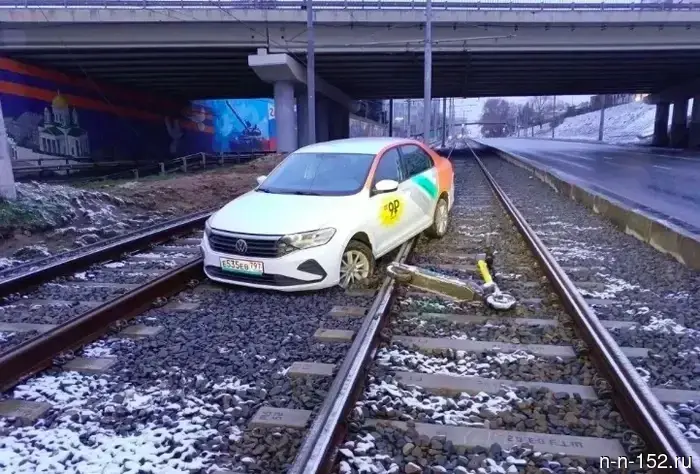 Автомобиль каршеринга заблокировал движение трамваев №27 в Нижнем Новгороде.