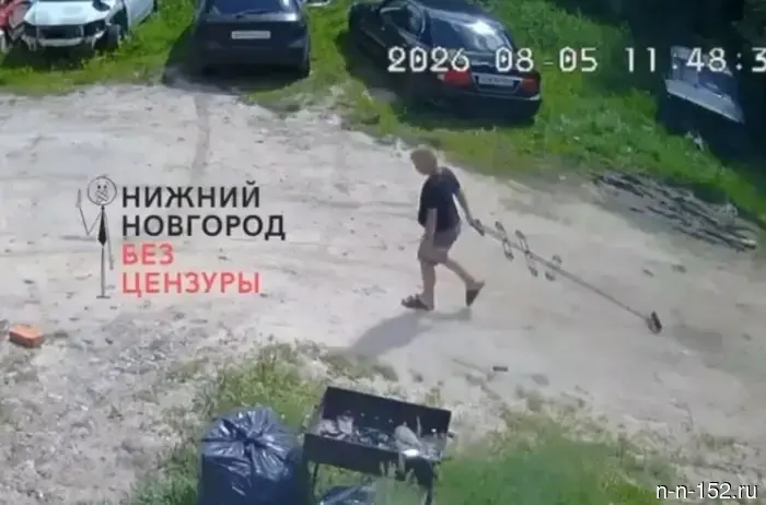 Дети из Нижнего Новгорода прогуливаются по улицам с могильным крестом.