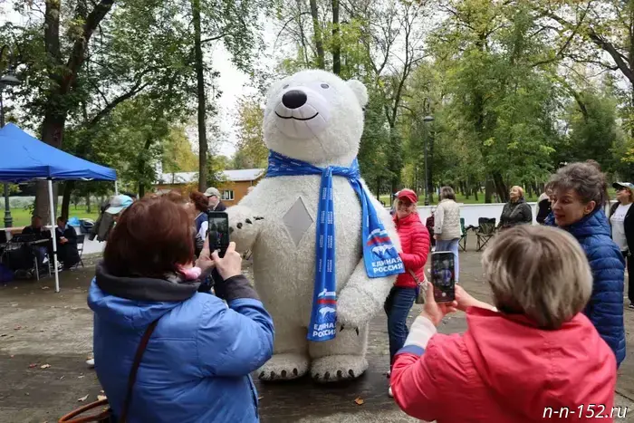Танцевальная площадка для пожилых жителей Нижнего Новгорода: открытый микрофон, энергичные танцы и физкультминутка в парке 1 Мая.
