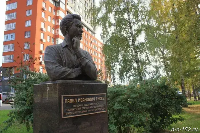 A monument to the artist Gusev was installed in a Nizhny Novgorod square.