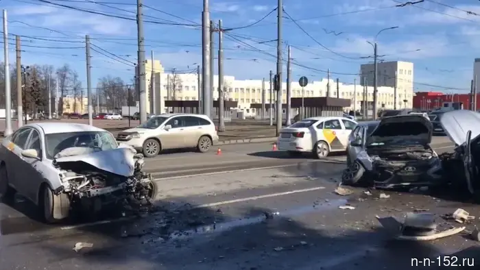В Нижнем Новгороде произошло массовое ДТП, в результате которого пострадали три человека.