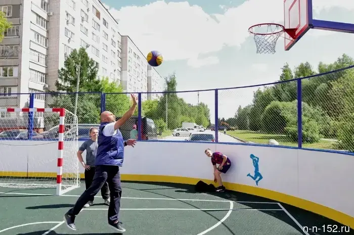 In Nizhny Novgorod, activists from "United Russia" checked the safety of yard sports grounds.