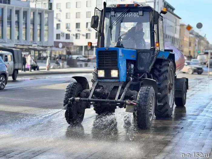 Жителям Нижнего Новгорода разъяснили, зачем весной дороги моют шампунем.
