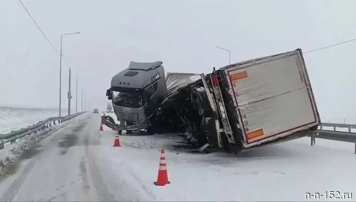 На трассе М-12 в Нижегородской области фура оказалась развернутой поперёк дороги.