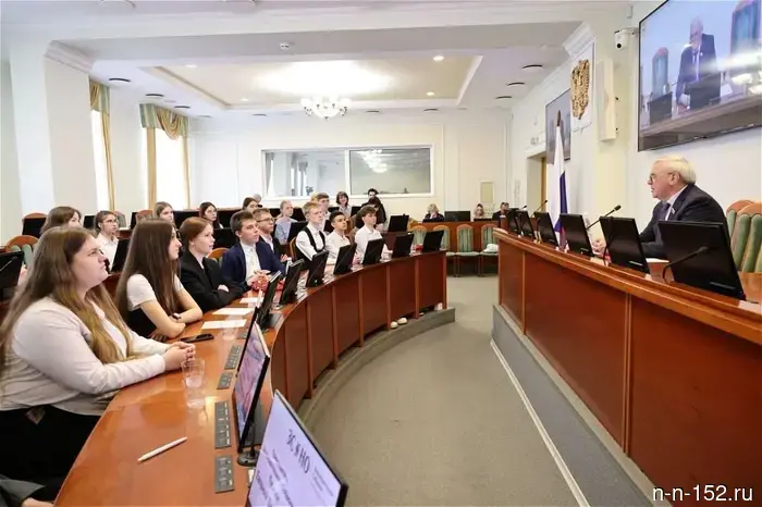 Evgeny Lyulin answered the serious questions of young activists from Dzerzhinsk.