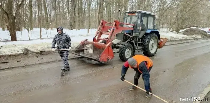 Приокский район подготавливается к месячнику благоустройства: рабочие занимаются очисткой ливневок и прибордюрных полос, убирают снег и собирают отходы.