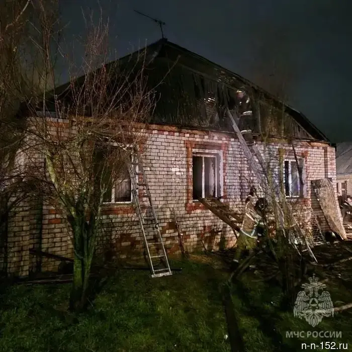 В Нижнем Новгороде разгорелся сильный пожар в частном доме.