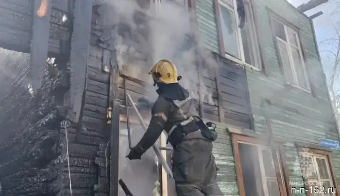 В Ленинском районе Нижнего Новгорода возник пожар в трех бараках.