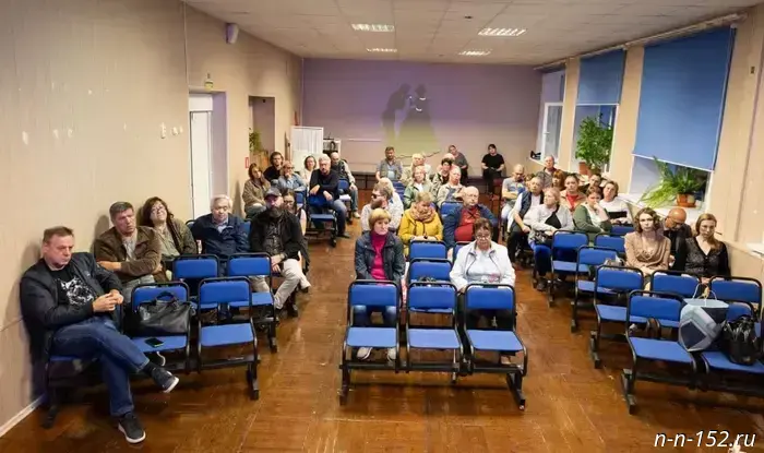 На заседании комитета ЗС выступила Алена Дудникова, руководитель кировской Госжилинспекции. Она сообщила, что в настоящее время в Кирове функционируют 52 управляющие компании, а в других населенных пунктах региона — 99. Лицензию имеет 191 из них. У 151 УК имеются дома в управлении, в то время как у 40 таких нет.

В 2024 году выдано 22 лицензии на управление домами, сроком на пять лет, в этом году — шесть. Приостановлено действие 14 и 20 лицензий соответственно. Аннулирована одна лицензия, в отличие от нуля в этом году (речь идет об аннулировании лицензии ООО «Инженерно-восстановительная служба»). Докладчик добавила, что в этом году был дисквалифицирован директор ООО «ЕУК».

Кроме того, Дудникова отметила, что ГЖИ регулярно привлекает управляющие компании к ответственности. В текущем году наложены штрафы на общую сумму 108 миллионов рублей (часть из которых наложила сама ГЖИ, остальную — мировые судьи). Сумма взысканных средств пока неизвестна, и ведомство пообещало предоставить эту информацию к концу года.