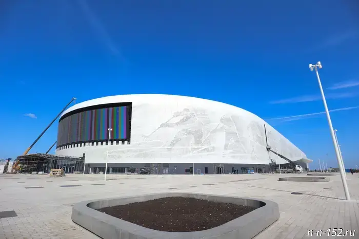 Строительство Ледового дворца на Стрелке подошло к завершающей стадии.