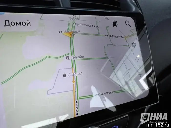 Очередь на автозаправочной станции, протянувшаяся на целый час: как нижегородцы заполняют топливо в сегодняшних условиях.
