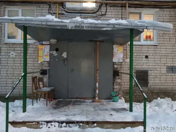 На улице Ивлиева временно закрыли подъезд к многоквартирному дому.