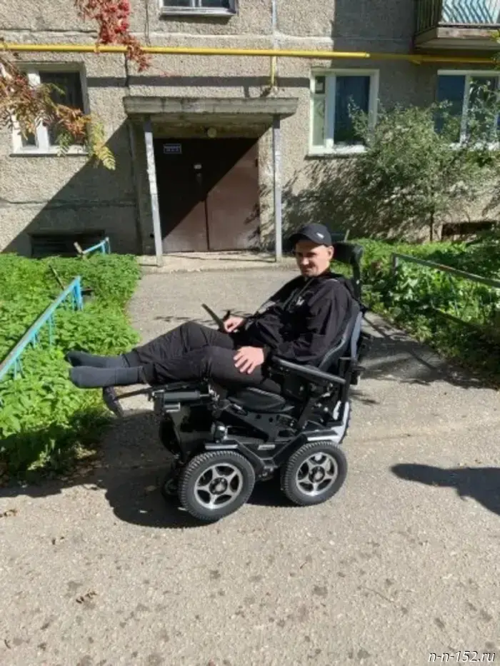 The "Defenders of the Fatherland" Foundation presented an innovative multifunctional wheelchair to a veteran of the special military operation in Gorodets.
