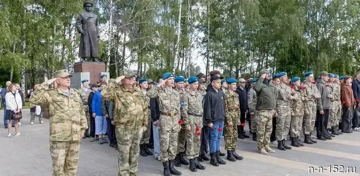 Первая летняя смена военно-патриотического лагеря «Хочу стать десантником» началась на площади Маршала Жукова в Нижнем Новгороде.