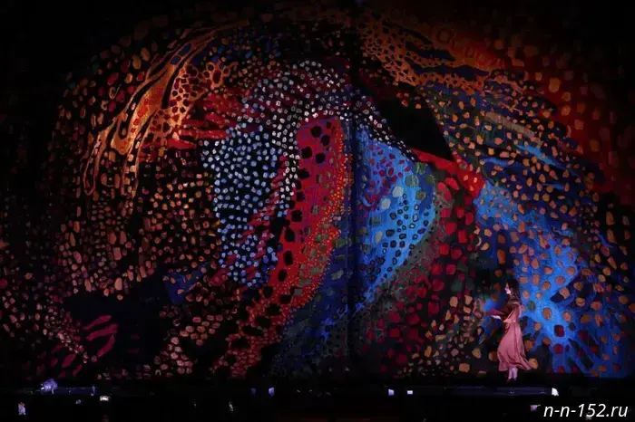 The Nizhny Novgorod Opera Theatre unveiled a new avant-garde curtain to mark its anniversary.