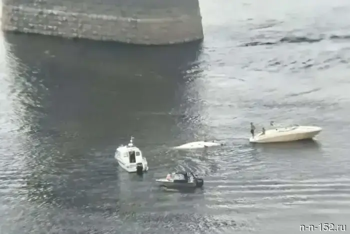 Two people were rescued from a sinking boat on the Oka River in Nizhny Novgorod.