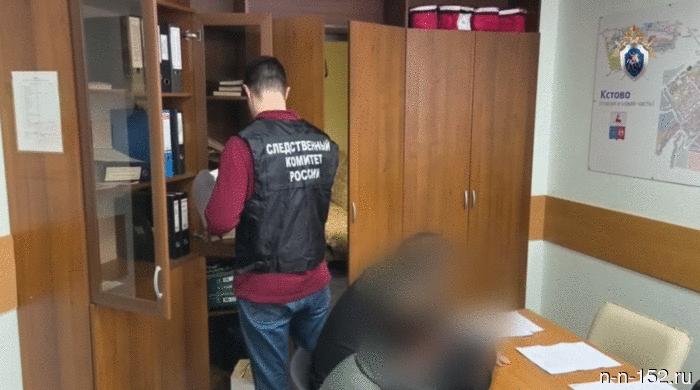 In the Nizhny Novgorod region, the head of the migration department of the district police department, accused of organizing illegal migration and receiving a bribe, appeared in court (Operational video)