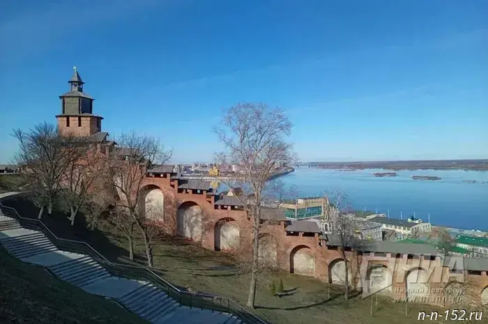 16 ноября 2025 года в 10:56 Спорт. Хоккеисты нижегородского клуба "Старт" потерпели второе поражение в чемпионате России по хоккею с мячом среди команд Суперлиги. В выездном матче второго тура команда проиграла архангельскому "Воднику" со счётом 2:6.

Как сообщает пресс-служба клуба в социальных сетях, первый тайм прошел в равной борьбе. Вратарь нижегородцев Юрий Иванчиков отразил пенальти, выполненный капитаном "Водника" Евгением Дергаевым, но вскоре хозяева открыли счёт.

Два гола в ворота своей бывшей команды забили экс-игроки "Старта", нынешние представители архангельского клуба — Павел Пожилов и Андрей Долгих. Таким образом, к перерыву счёт стал 2:0 в пользу "Водника".

Во втором тайме нижегородцы попытались сократить отставание. Забили Вячеслав Вдовенко и Денис Игошин, однако этого оказалось недостаточно для изменения исхода матча. Архангелогородцы продолжили увеличивать преимущество и одержали уверенную победу.

Следующий матч (6+) "Старт" проведёт 22 ноября в Кирове, где встретится с местной командой "Родина". 

Напомним, что в первом туре Суперлиги "Старт" проиграл "Динамо".

У НИА "Нижний Новгород" есть Telegram-канал. Подписывайтесь, чтобы быть в курсе главных событий, эксклюзивных материалов и оперативной информации. Copyright © 1999—2025 НИА "Нижний Новгород". При перепечатке гиперссылка на НИА "Нижний Новгород" обязательна. Настоящий ресурс может содержать материалы 18+.