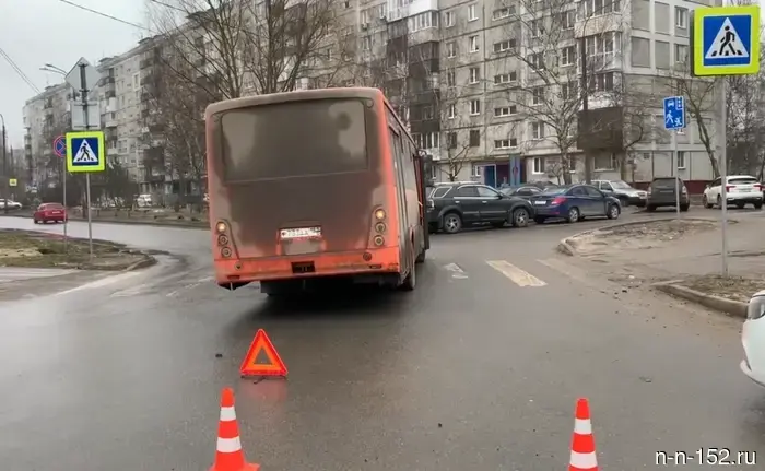 A bus hit an elderly woman at a pedestrian crossing in Nizhny Novgorod.