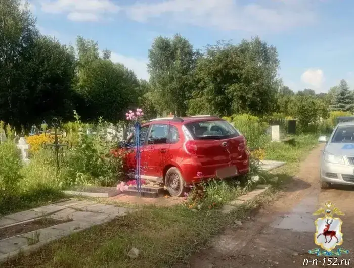 Пьяная женщина-водитель врезалась в могилы на кладбище в Городецком районе.
