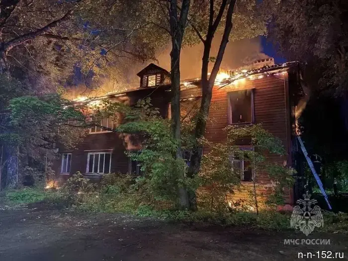 A fire destroyed an abandoned two-story house in Nizhny Novgorod.