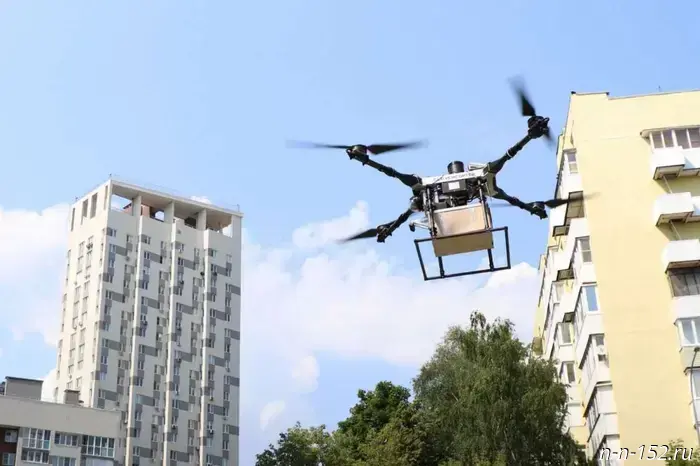 01 декабря 2025 года, 15:28 Общество НИА "Нижний Новгород" - Полина Зубова. 1 декабря во всем мире отмечается Всемирный день борьбы со СПИДом. В этот день специалисты напоминают о важности профилактики, ранней диагностики и доступности лечения ВИЧ-инфекции.

В НОИЦ в этот день прошла пресс-конференция, организованная областным Центром по профилактике и борьбе со СПИД. В мероприятии участвовали представители региональных министерств, ведомств, а также волонтёрских и некоммерческих организаций. Участники подвели итоги работы и рассказали о достигнутых успехах в борьбе с ВИЧ-инфекцией.

Распространенность и пути передачи
Как сообщила заместитель министра здравоохранения Нижегородской области Татьяна Коваленко, уровень распространённости ВИЧ в регионе составляет около 0,7%. В Приволжском федеральном округе этот показатель достигает 0,75%. Благодаря системной работе наблюдается снижение числа новых случаев, и охват диагностикой и лечением постоянно увеличивается.

Основной путь передачи инфекции - половой. Если в 1996 году только 0,9% случаев приходилось на гетеросексуальные контакты, то в 2025 году этот показатель возрос до 83,4%. Также остаётся значительная доля заражений через употребление наркотиков.

Возрастной портрет инфицированных
Наибольшее количество новых случаев зарегистрировано среди людей в возрасте от 21 до 50 лет. В 1996 году в Нижегородской области в этой возрастной группе было зафиксировано 12 случаев (6,6%), а в 2025 году уже 619. Соотношение мужчин и женщин среди инфицированных примерно одинаково, хотя среди мужчин уровень выявляемости немного ниже из-за меньшей численности мужского населения в этом возрасте.

За последние десятилетия изменился также и состав заболевших: если раньше ВИЧ чаще выявлялся у мужчин, то теперь доля женщин составляет до 50%.

Контроль за распространением
По данным на 30 сентября 2025 года, в ПФО под наблюдением находятся свыше 211 тысяч человек с ВИЧ. За первые 9 месяцев в округе выявлено 7650 новых случаев, из которых 54 — дети.

Нижегородская область уже достигла целевого показателя 2025 года по охвату тестированием — 36% населения прошло обследование за 9 месяцев 2025 года.

Как отметила Наталья Садыкова, за последние 15 лет благодаря профилактическим мерам и терапии в мире удалось предотвратить более 26 млн случаев заболевания. Каждый год в России обследуется более 52 млн человек.

Общее количество умерших среди ВИЧ-инфицированных в России превысило 155 тысяч человек, однако не все эти смерти напрямую связаны с вирусом.

Вертикальная передача ВИЧ
Одним из достижений региона стало снижение уровня перинатальной передачи ВИЧ. В 2023 и 2024 годах в Нижегородской области не было зарегистрировано случаев перинатальной трансмиссии, благодаря медицинскому сопровождению беременных и применению антиретровирусной терапии на всех этапах.

Профилактика и лечение
Одним из самых эффективных методов профилактики остаётся ранняя диагностика. В Нижегородской области активно развиваются скрининговые программы: тестирование можно пройти бесплатно и анонимно в медицинских учреждениях, на выездных акциях, а также на площадках здоровья и в центрах здоровья.

В регионе наладили централизованную систему транспортировки биоматериала и передачи результатов через защищённые электронные каналы. Лаборатории оснащены современным оборудованием, что обеспечивает высокую точность и скорость анализа. Все государственные медицинские учреждения региона участвуют в системе диагностики.

Кроме того, в Нижегородской области более 93% ВИЧ-положительных пациентов получают антиретровирусную терапию.

"Вопрос своевременного выявления ВИЧ-инфекции и лечения источников инфекции является ключевым, поскольку вакцины против ВИЧ не существует. Существует принцип: 'не определяется, значит, не распространяет'. Это означает, что если человек получает антиретровирусную терапию, вирус в крови находится на настолько низком уровне, что не может передаваться половым путём," – подчеркнула заместитель руководителя Роспотребнадзора по Нижегородской области Наталья Садыкова.

У НИА "Нижний Нов